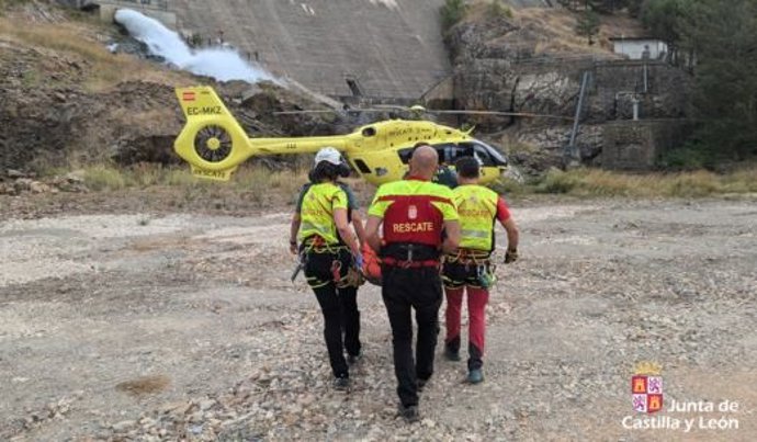 Grupo de Rescate de la Junta auxilia a un ciclista herido en Cervera de Pisuerga (Palencia)