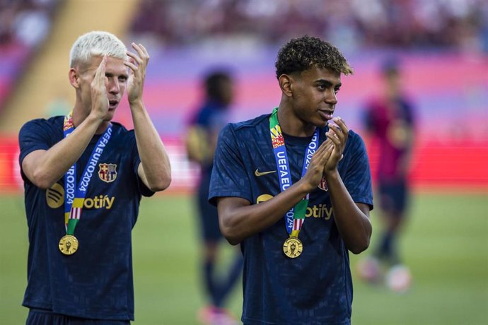 Lamine Yamal y Dani Olmo durante la presentación del FC Barcelona en el Trofeo Joan Gamper