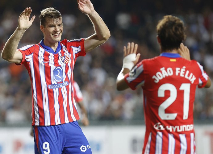 Alexander Sorloth celebra un gol con Joao Felix durante un amistoso del Atlético de Madrid