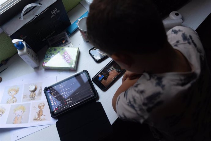 Archivo - Un estudio sugiere una relación entre el uso de tabletas y las pataletas en niños