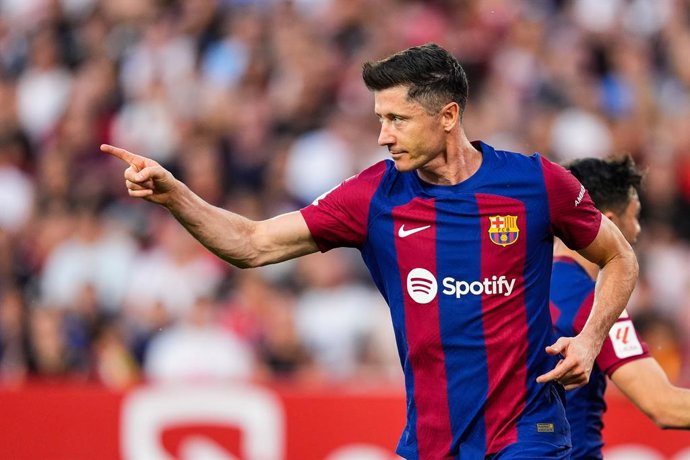Archivo - Robert Lewandowski of FC Barcelona celebrates a goal during the Spanish league, LaLiga EA Sports, football match played between Sevilla FC and  FC Barcelona at Ramon Sanchez-Pizjuan stadium on May 26, 2024, in Sevilla, Spain.