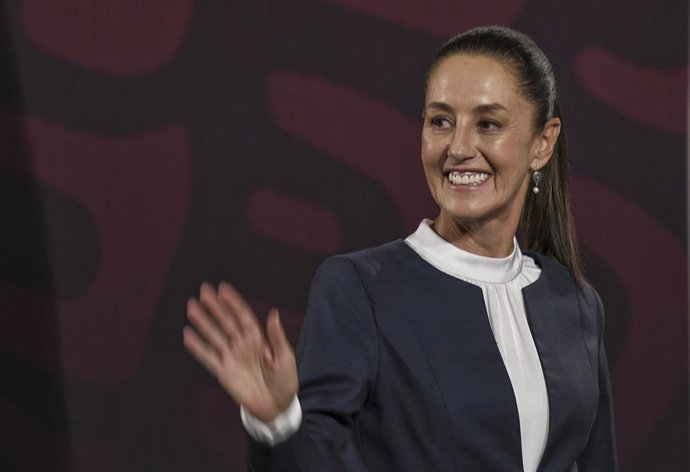 Archivo - 10 June 2024, Mexico, Mexico City: Mexico's President-elect  Claudia Sheinbaum, waves during her first briefing at the National Palace, after meeting with outgoing president Andres Manuel Lopez Obrador.