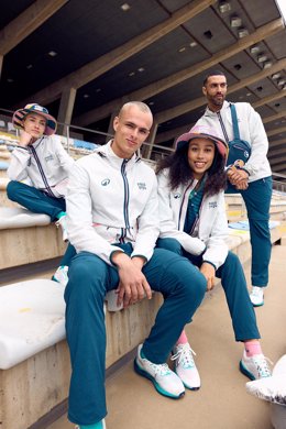 Imagen de algunos voluntarios de Paris 2024 con el uniforme de Decathlon