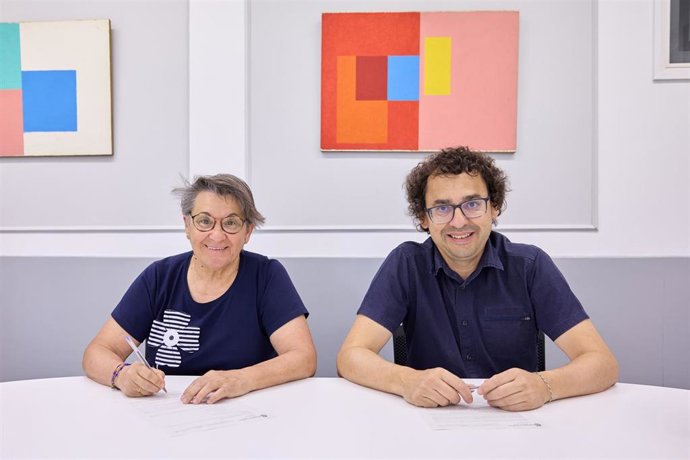 El concejal delegado de Acción Social, Txema Mauleón, y María Soledad Villar, presidenta de la Fundación Banco de Alimentos de Navarra, durante la firma del convenio.