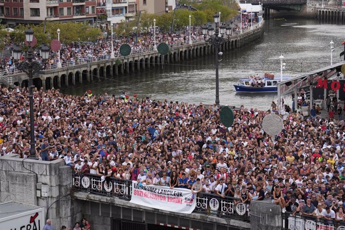 Archivo - Bilbaínos durante el pregón que da incio a la Semana Grande en 2022