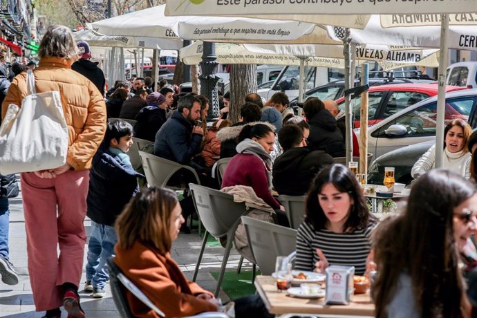 Archivo - Varias personas sentadas en una terraza, en uno de los bares que participan en ‘Artesana Week Lavapiés’, en la calle Argumosa, a  2 de abril de 2022, en Madrid (España). En la VII edición de la feria de la cerveza artesana, de este barrio del ce