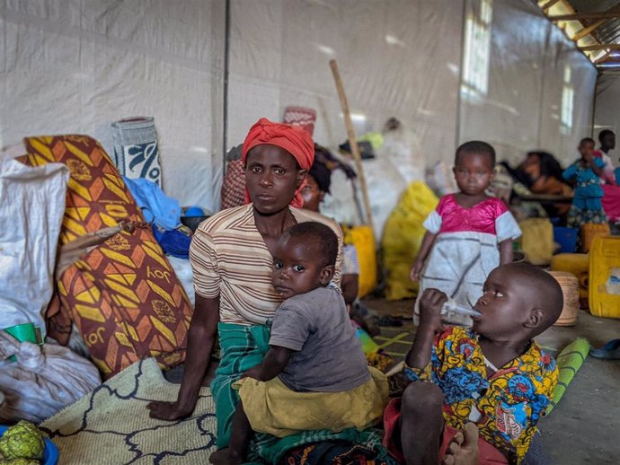 Archivo - Un grupo de desplazados en un campamento temporal cerca de Goma, capital de la provincia de Kivu Norte, en el este de República Democrática del Congo (RDC)