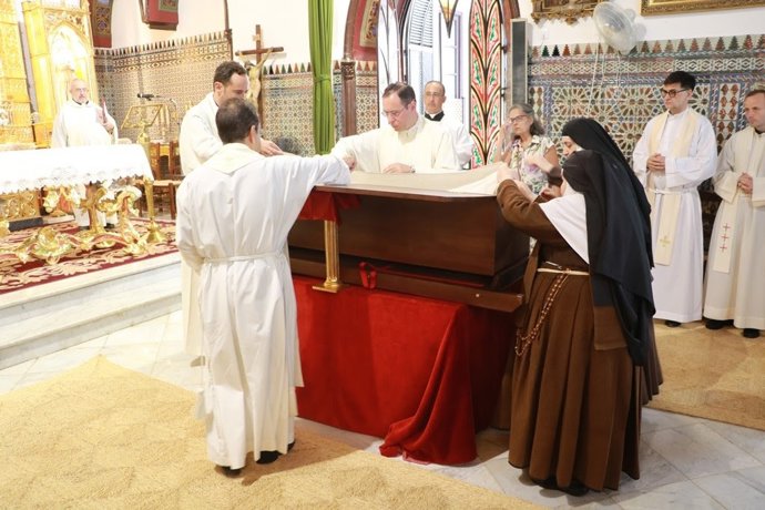 Traslado de los restos mortales del padre Torres Padilla, cofundador de la Compañía de la Cruz