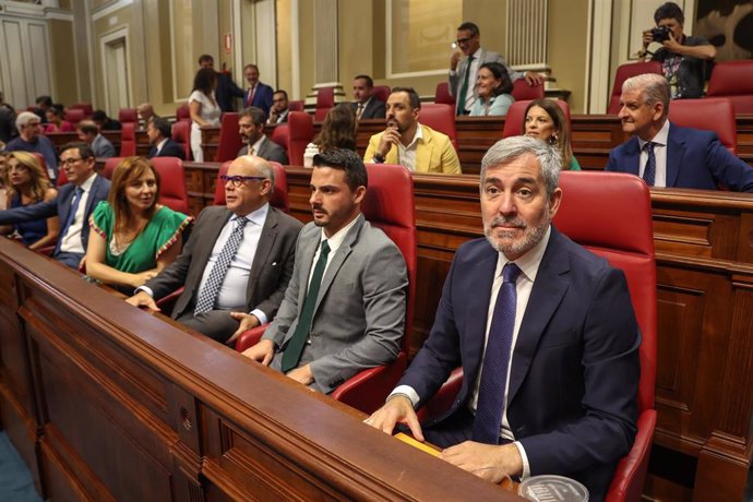 Archivo - El presidente del Grupo Parlamentario Nacionalista, David Toledo (c), el Portavoz del Grupo Parlamentario Nacionalista Canario en el Parlamento de Canarias, José Miguel Barragán (3d) y el candidato a la investidura como presidente del Gobierno d