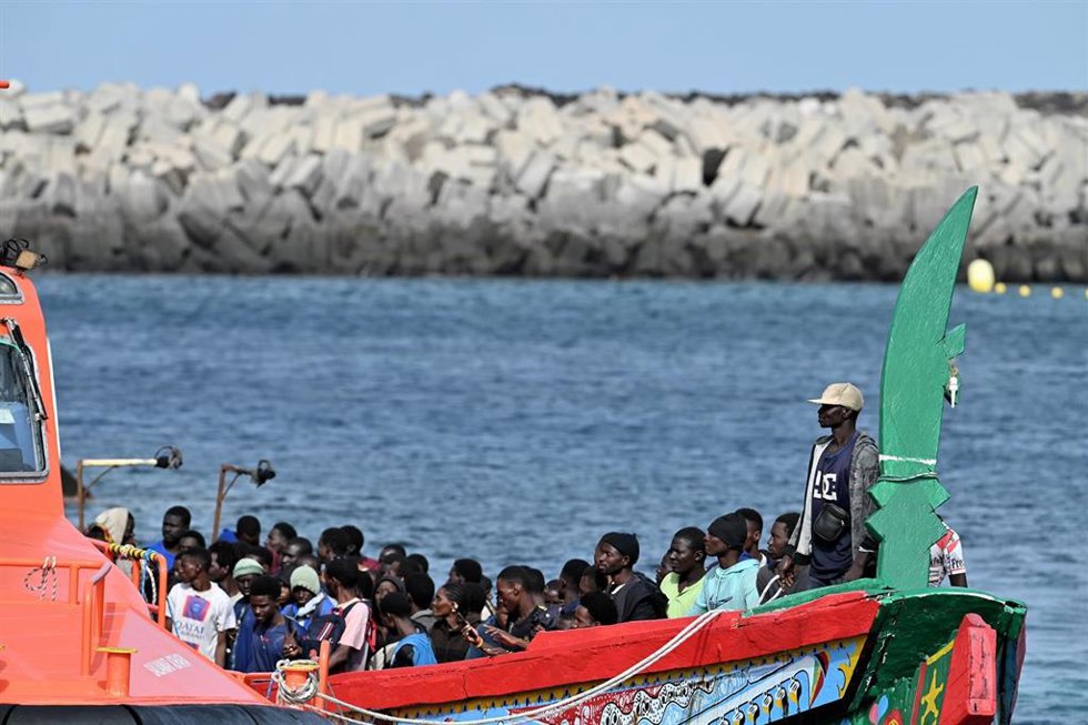 Una patera llega al puerto de La Restinga, trasladada por Salvamento Marítimo, a 26 de julio de 2024, en El Hierro, Santa Cruz de Tenerife, Canarias (España).