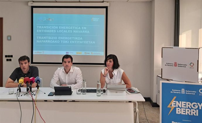 Xabier Alcuaz, el consejero Mikel Irujo y Uxue Itoiz