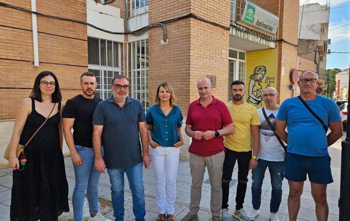 La diputada socialista Ana Cobo (c), junto a miembros del PSOE en Jódar.