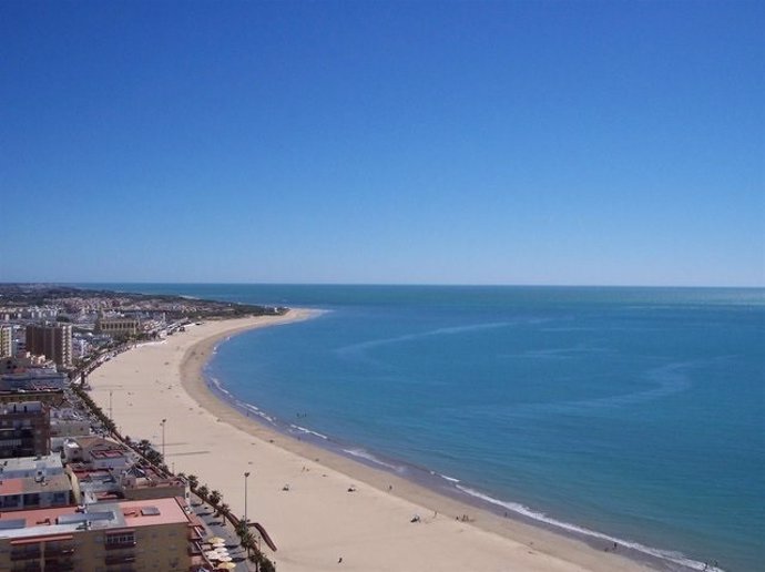 Archivo - Playa de Chipiona