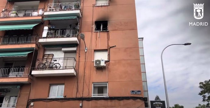 Herida grave una mujer en un importante incendio de una vivienda de Puente de Vallecas