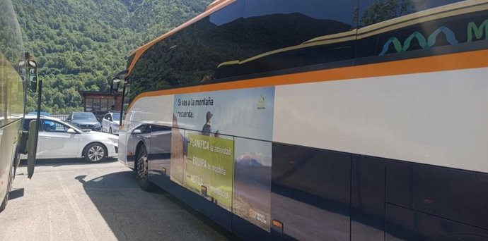 Algunos autobuses difunden los consejos de la campaña 'Montaña Segura'