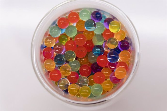 Archivo - Colourful water beads balls on a circle drinking glass on a white background