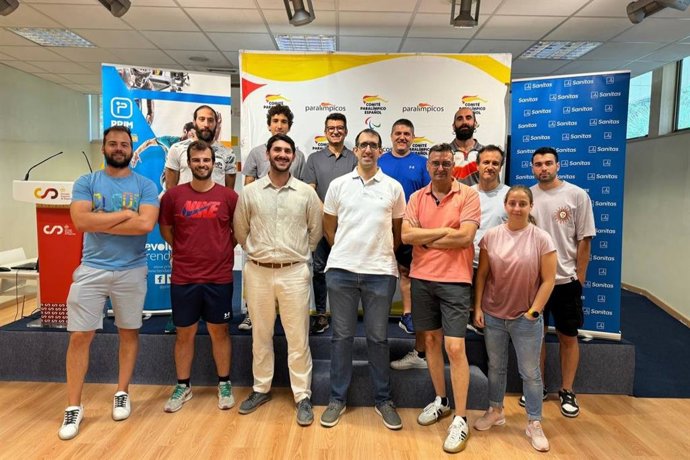 Los fisioterapeutas del Equipo Paralímpico Español apuran su puesta a punto para los Juegos de París.