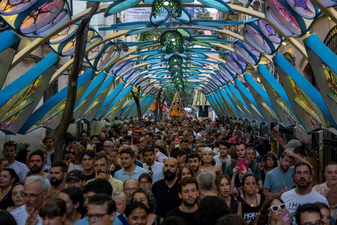Archivo - Numerosos vecinos y turistas asisten al primer día de celebración de la fiesta mayor del barrio de Gràcia, a 15 de agosto de 2023, en Barcelona.