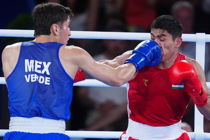 09 August 2024, France, Paris: Mexico's Marco Alonso Verde Alvarez (L) in action against Uzbekistan's Asadkhuja Muydinkhujaev during the Men's 71kg Final at Roland-Garros Stadium on the fourteenth day of the 2024 Paris Olympic Games. 