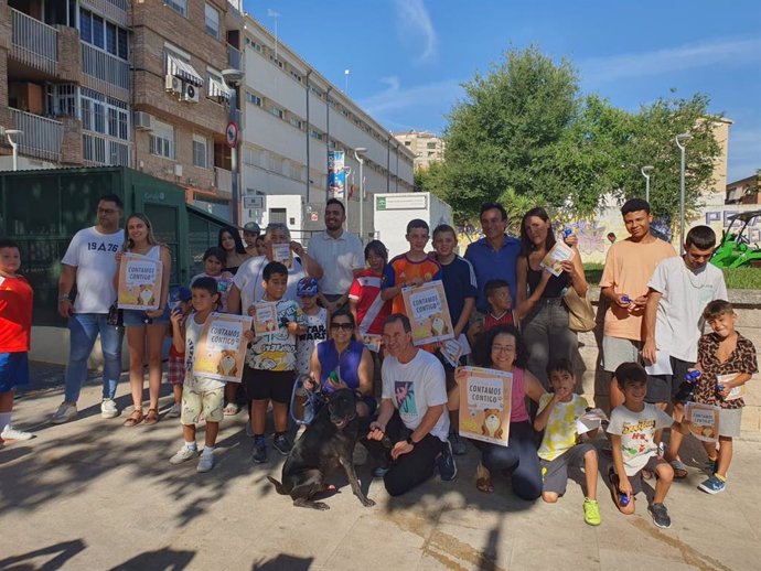 Participantes en la campaña, junto a responsables de las asociaciones y del Ayuntamiento.