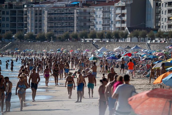 Archivo - Decenas de personas en la playa Silgar, a 30 de septiembre de 2023, en Sanxenxo, Pontevedra, Galicia.