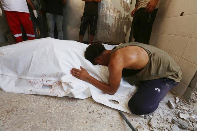 Un ciudadano palestino llora la muerte de un familiar, víctima de los ataques de Israel sobre la Franja de Gaza.