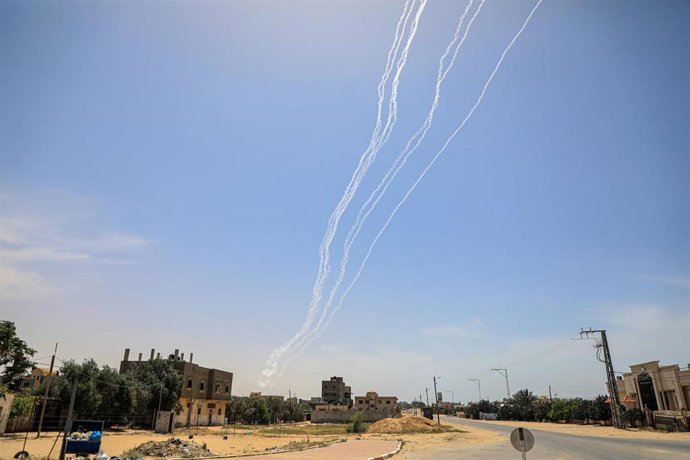 Archivo - Una oleada de lanzamientos de cohetes desde la Franja de Gaza (Archivo)