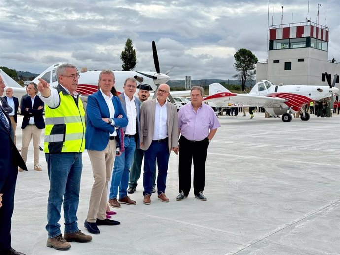 El presidente de la Xunta, Alfonso Rueda, en la inauguración de la base aérea transfronteriza de Verín-Oímbra que luchará contra los incendios en Galicia y el norte de Portugal