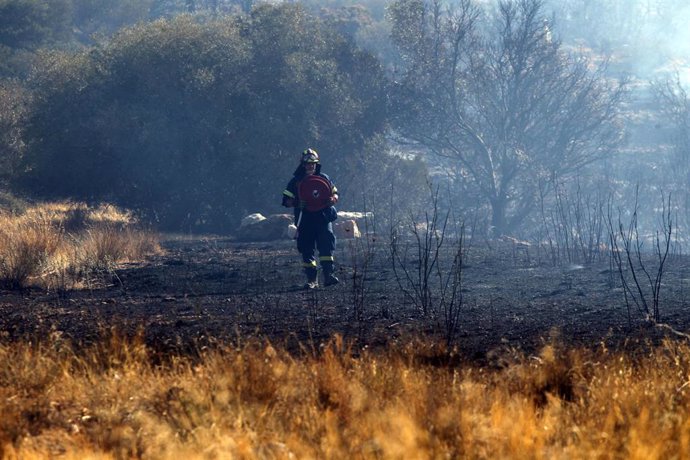 Un bombero en la región de Ática, en Grecia