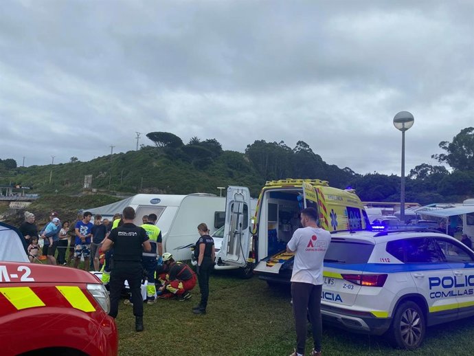Bomberos atienden a una turista que se rompió la rodilla de camino al camping de Comillas