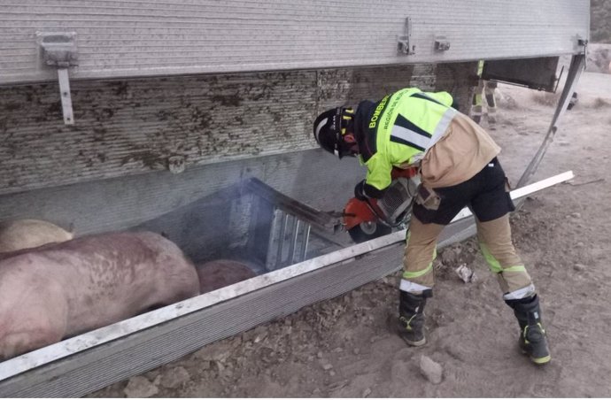 S de emergencia atienden y trasladan herido al conductor de un camión de transporte de animales que ha volcado en Lorca