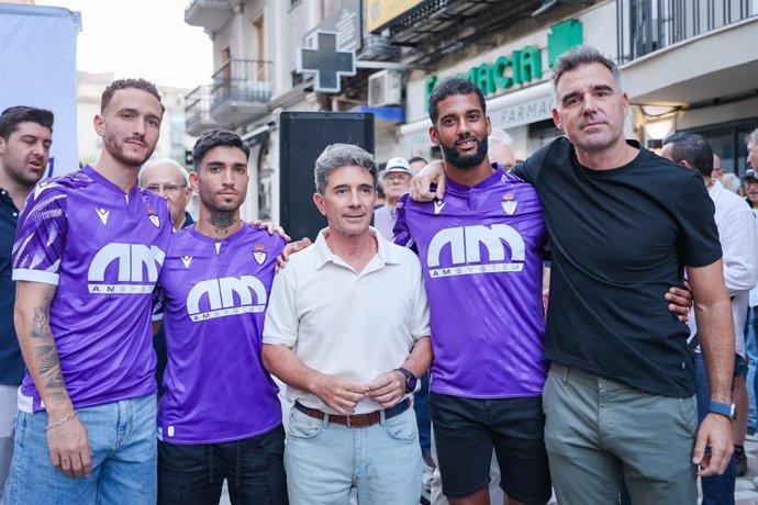 El concejal de Deportes del Ayuntamiento de Jaén, José María Álvarez, y miembros del equipo de gobierno durante la celebración del 102º aniversario del Real Jaén CF.