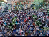 Más un millar de familiares y vecinos de Orce (Granada) y alrededores dan la bienvenida a su laureada atleta María Pérez