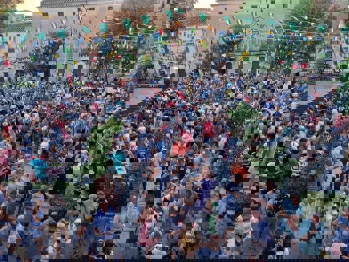 Una multitud se ha dado cita en la plaza de Orce.