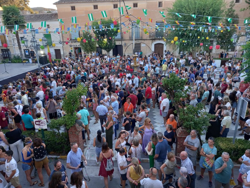 Una multitud se ha dado cita en la plaza de Orce.