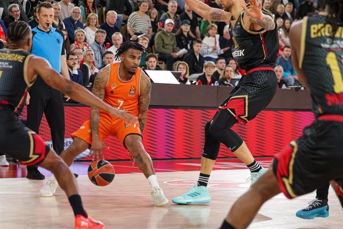 Archivo - Chris Jones, durante un partido con el Valencia Basket.