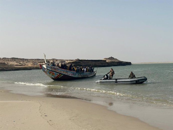 Archivo - Imagen de archivo de una intercepción de una embarcación con decenas de migrantes por parte de la Marina Real de Marruecos frente a las costas de Sáhara Occidental