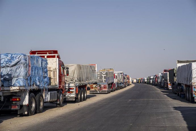 Camiones con ayuda humanitaria esperan en el lado egipcio del paso de Rafá