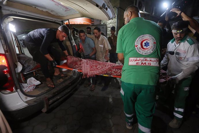 Heridos son trasladados al hispital tras un ataque israelí en Deir al Balá, en el centro de la Franja de Gaza