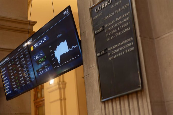 Un panel del Ibex 35, en el Palacio de la Bolsa de Madrid, en Madrid (España)