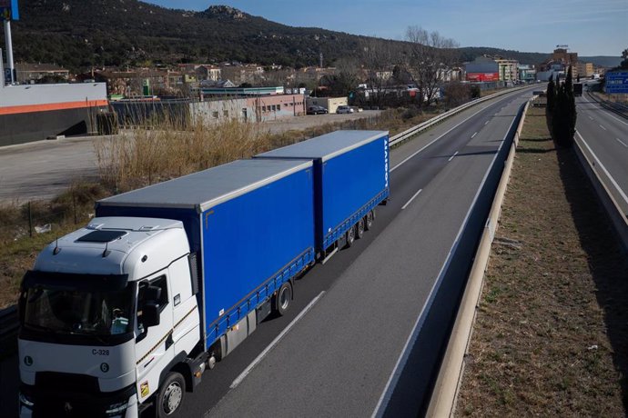 Archivo - Un camión circula por un carretera.