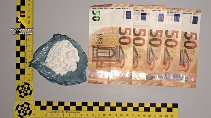 Droga y dinero aprehendidos en la operación en Logrosán.