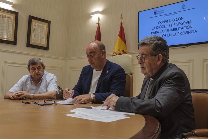 Firma del acuerdo entre el presidente de la Diputación de Segovia y el vicario del Obispado.