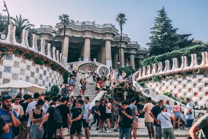 Archivo - Turistas en el Parque Güell de Barcelona.