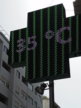 Un termómetro de una farmacia marca 35 grados en Santa Cruz de Tenerife durante un episodio de altas temperaturas en julio de 2024