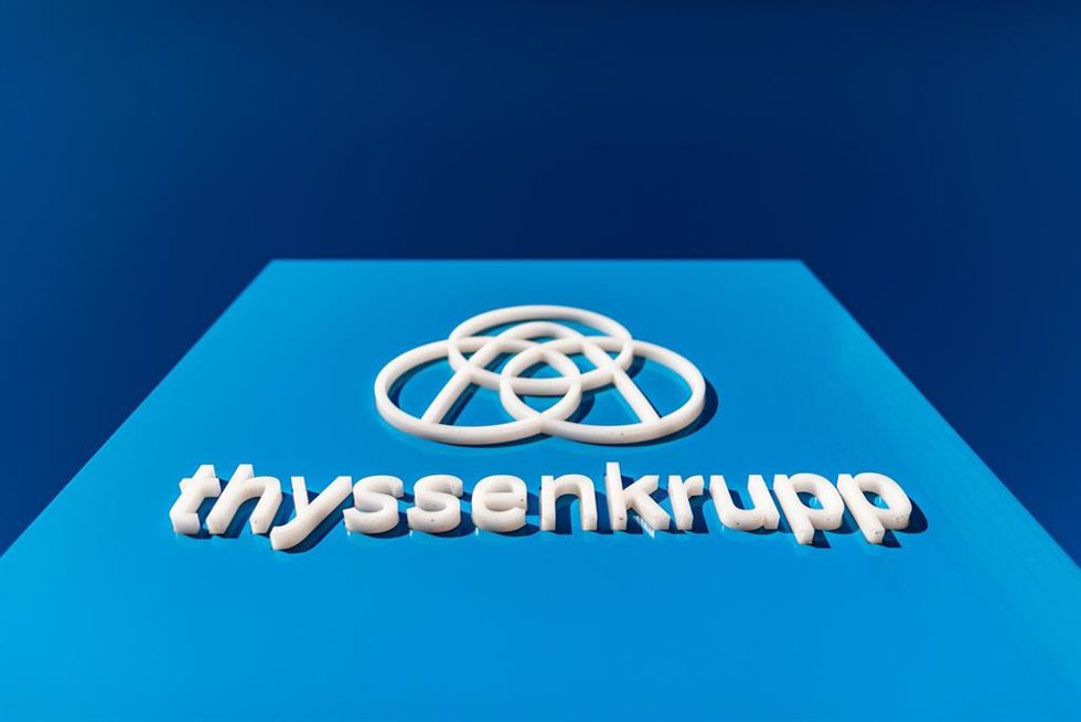 Archivo - FILED - 27 February 2019, North Rhine-Westphalia, Dortmund: The company logo of Thyssenkrupp stands at a driveway. German industrial giant Thyssenkrupp continues to profit from higher steel prices, with sale and operating earnings increasing s