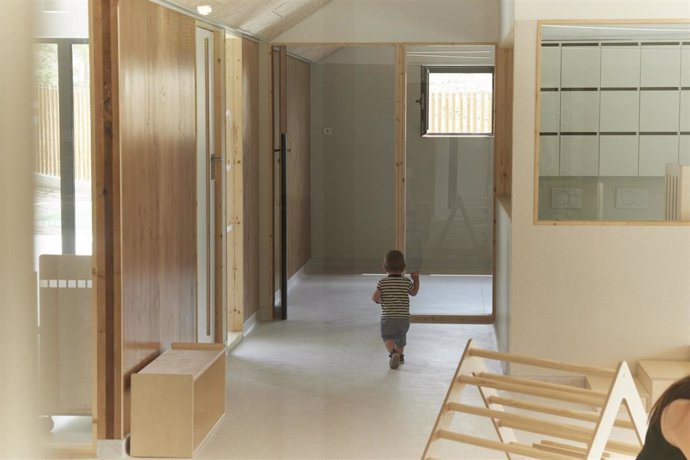 Archivo - Un niño camina en las instalaciones de la escuela infantil de Lezkairu.