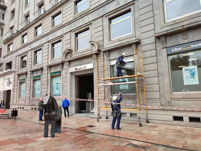 Archivo - Trabajador. Paro, EPA, Afiliación a la Seguridad Social. Cambio de placas del nombre de Liberbank a Unicaja Banco en Oviedo