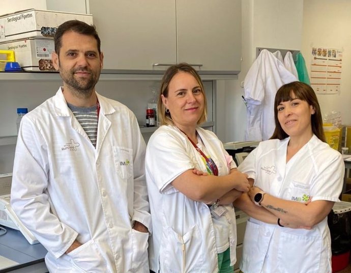 De izquierda a derecha, Bruno Ramos, investigador principal y jefe de grupo de Obesidad, Diabetes y Metabolismo; María Antonia Martínez, estudiante de Doctorado, y María Ángeles Núñez, investigadora principal