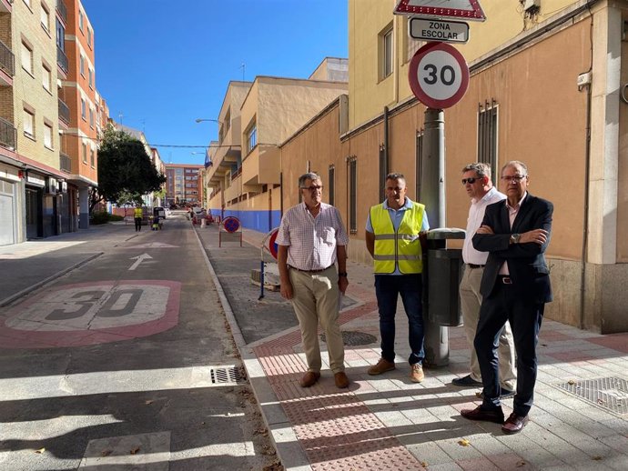 El concejal Fernando Carabias visita las obras del barrio Vidal.